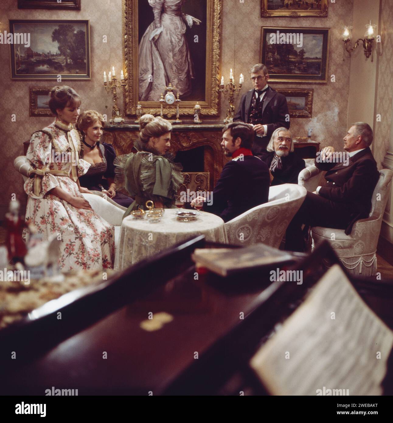 Der Stechlin, Minifernsehserie nach Theodor Fontane, Deutschland 1975, Darsteller : Diana Körner, Almut Berg, Franziska Bronnen, Volker Kraeft, Ulrich von Dobschütz, Willi Rose, Carl Lange Banque D'Images