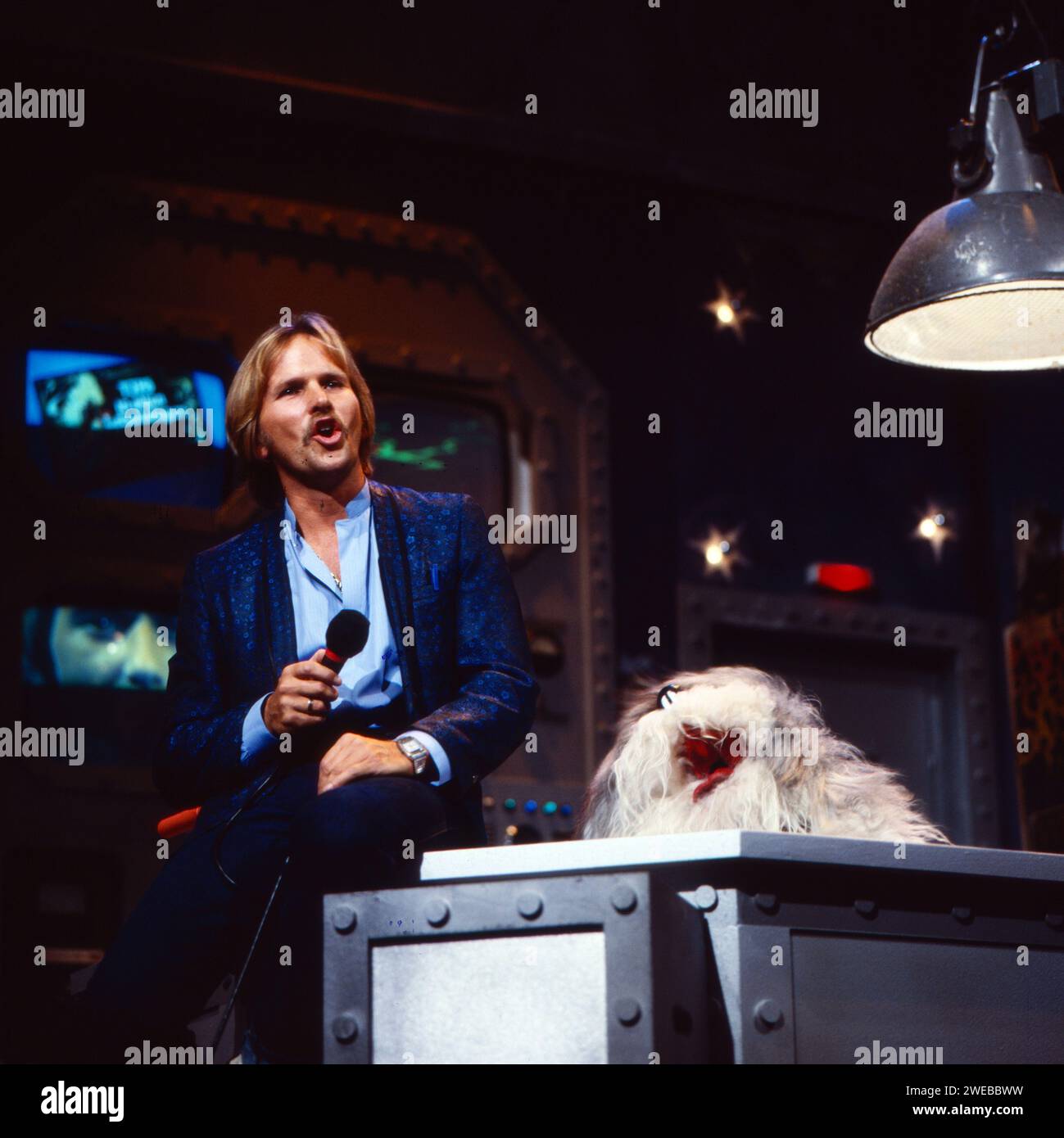Frank Zander, deutscher Schlager- und Deutschpop-Musiker, Moderator und Schauspieler, mit Hund Herr Feldmann in der Musiksendung 'Vorsicht Musik!', Deutschland 1982. Banque D'Images