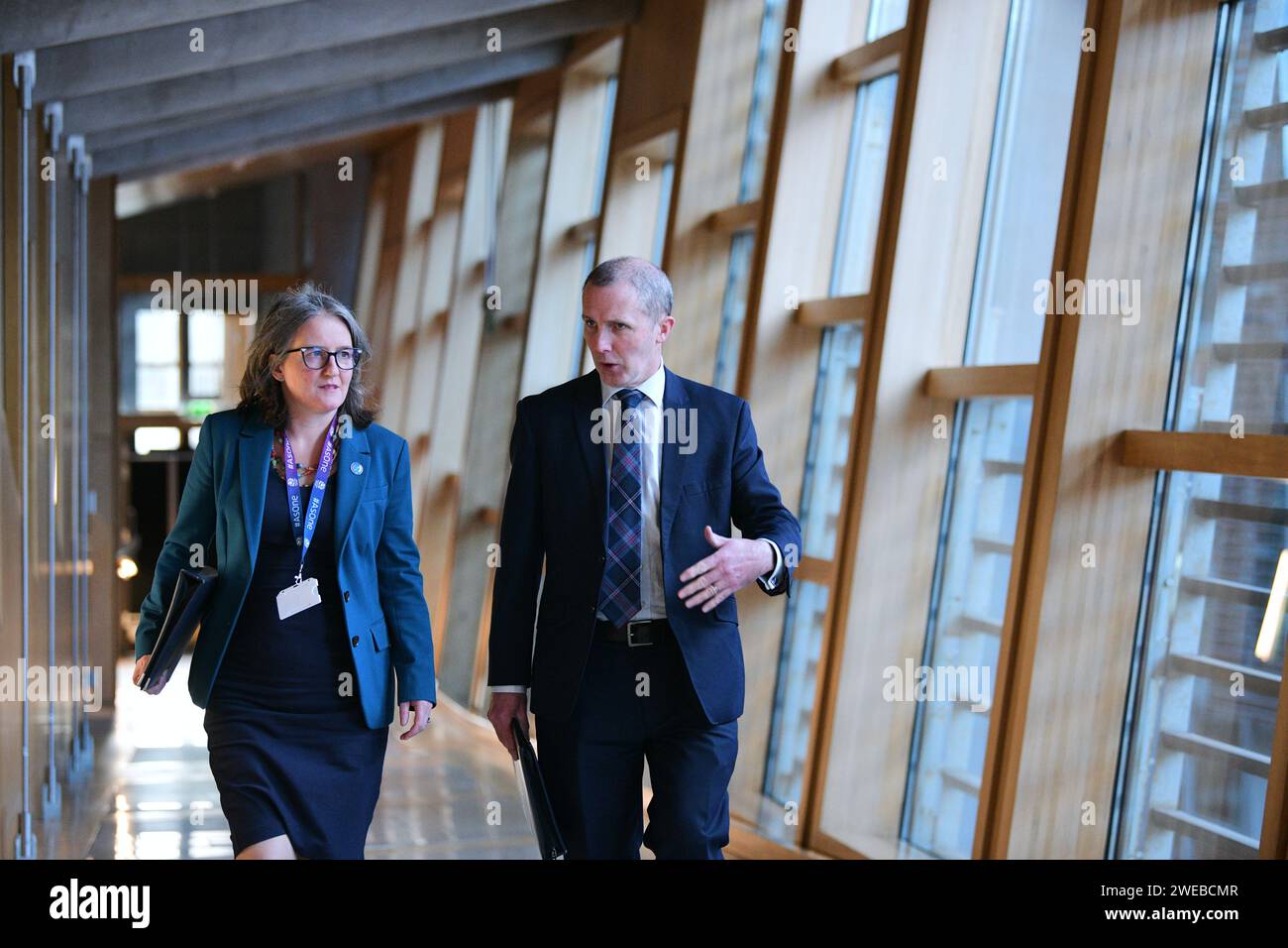 Édimbourg Écosse, Royaume-Uni 24 janvier 2024. Ministre de la protection sociale, du bien-être mental et des sports Maree Todd MSP et secrétaire du Cabinet pour le rétablissement, la santé et les soins sociaux du NHS Michael Matheson MSP au Parlement écossais. crédit sst/alamy live news Banque D'Images