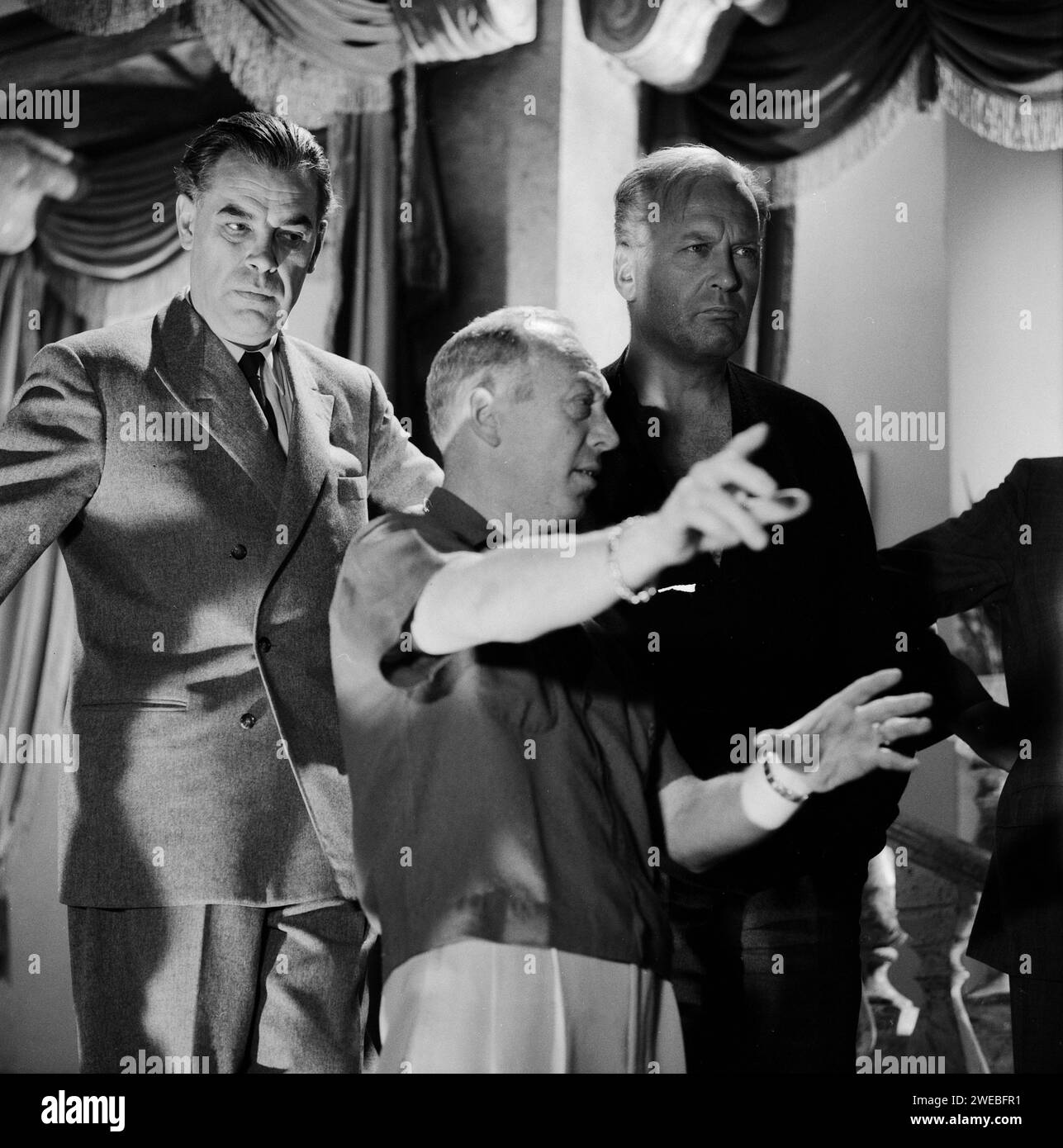 Schachnovelle, alias Brainwashed, Spielfilm nach dem gleichnamigen Roman von Stefan Zweig, Deutschland 1960, Regisseur Gerd Oswald gibt Anweisungen an die Darsteller, Darunter Curd Jürgens (rechts) Banque D'Images