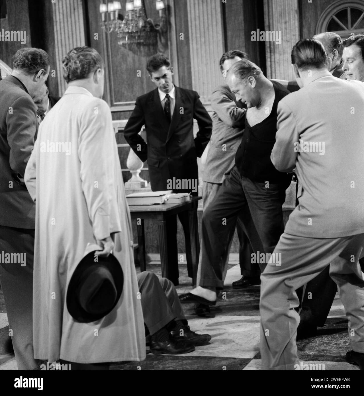 Schachnovelle, alias Brainwashed, Spielfilm nach dem gleichnamigen Roman von Stefan Zweig, Deutschland 1960, Regie : Gerd Oswald, Darsteller : Curd Jürgens (Mitte rechts) Banque D'Images