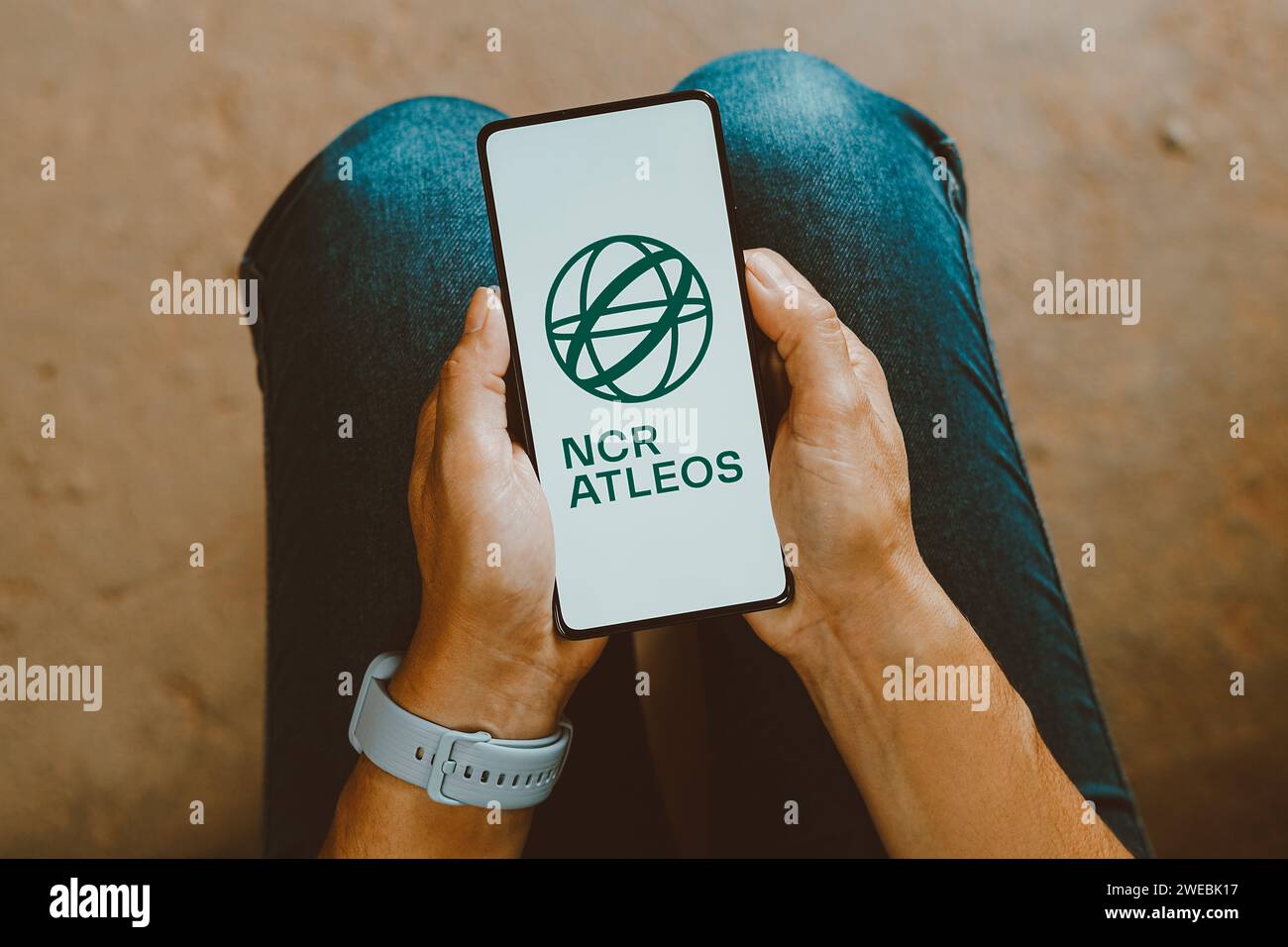 Sur cette photo, le logo NCR Atleos est affiché sur l'écran d'un smartphone. Banque D'Images