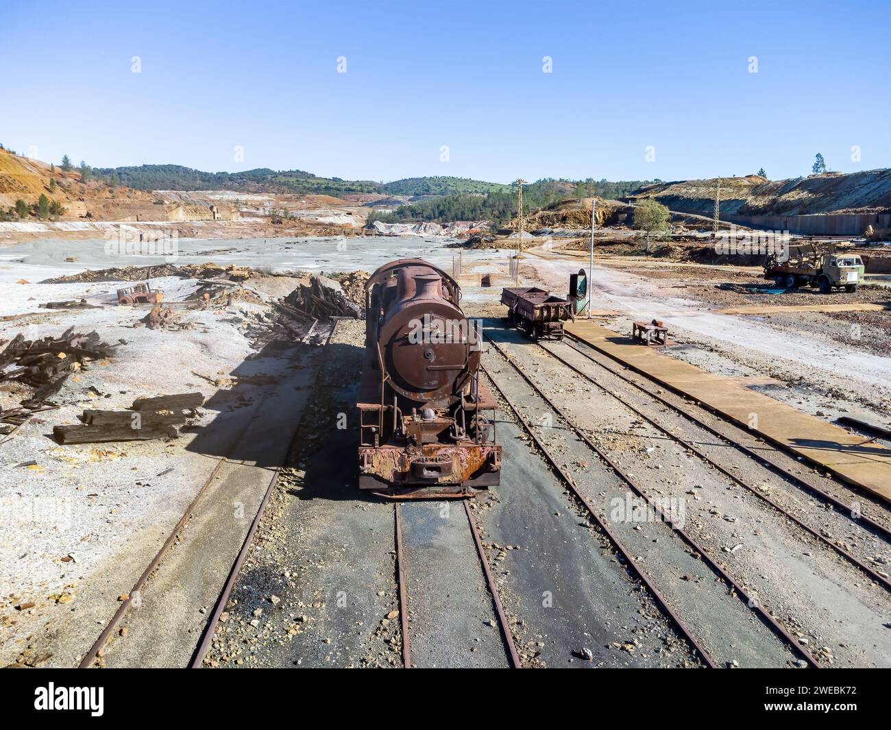 Vue aérienne par drone d'un train minier à vapeur ancien et rouillé utilisé pour le transport du cuivre de l'exploitation minière de Corta Atalaya. Reste du o Banque D'Images