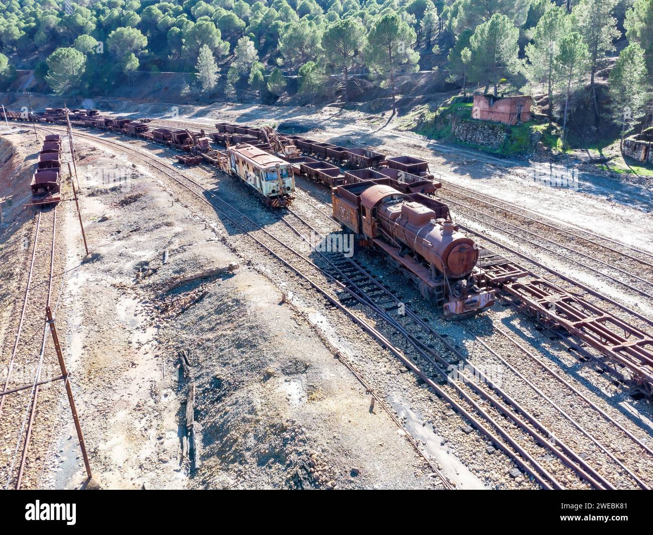Vue aérienne par drone d'un train minier à vapeur ancien et rouillé utilisé pour le transport du cuivre de l'exploitation minière de Corta Atalaya. Reste du o Banque D'Images