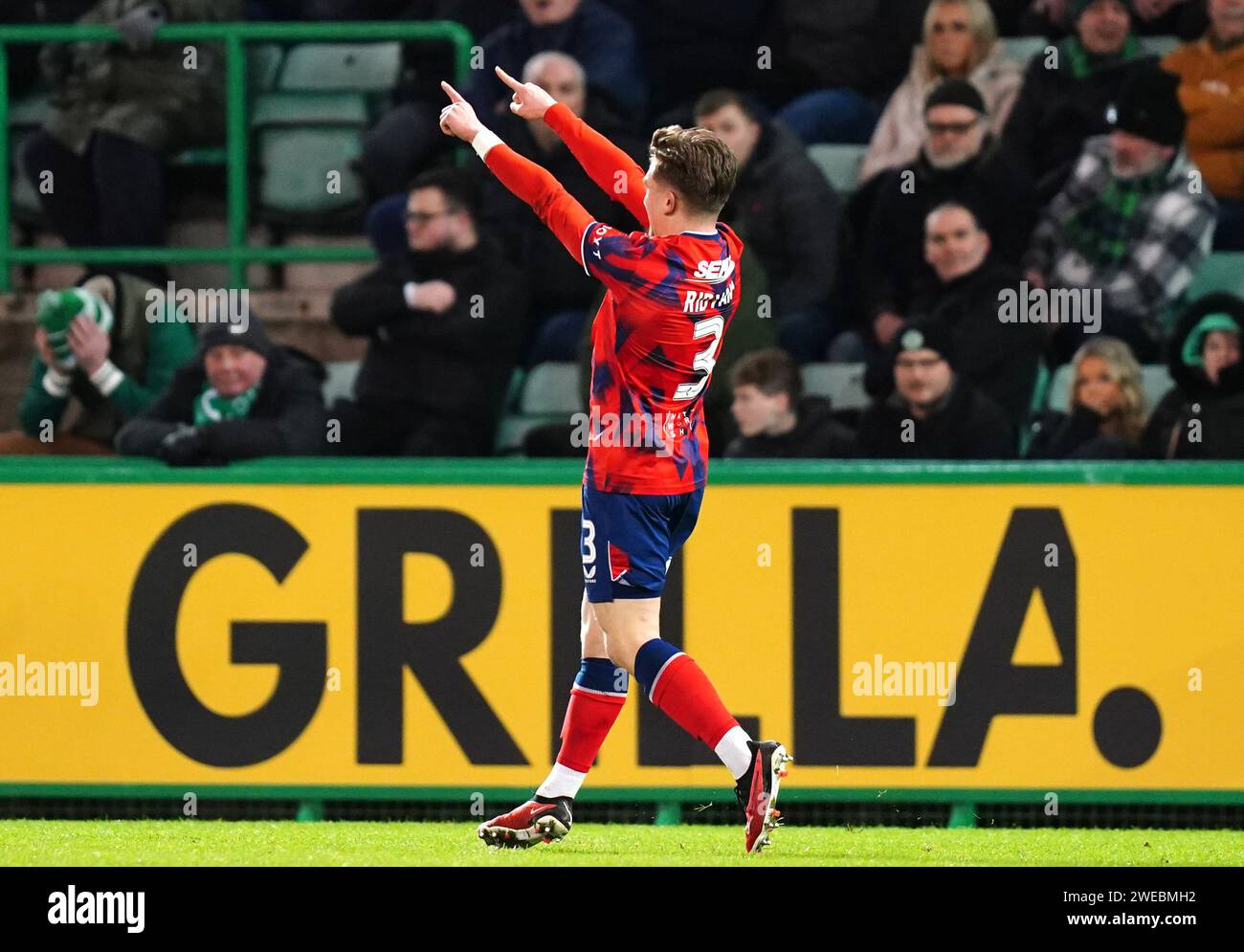 Le Ridvan Yilmaz des Rangers célèbre le premier but du match de leur équipe lors du Cinch Premiership Match à Easter Road, Édimbourg. Date de la photo : mercredi 24 janvier 2024. Banque D'Images