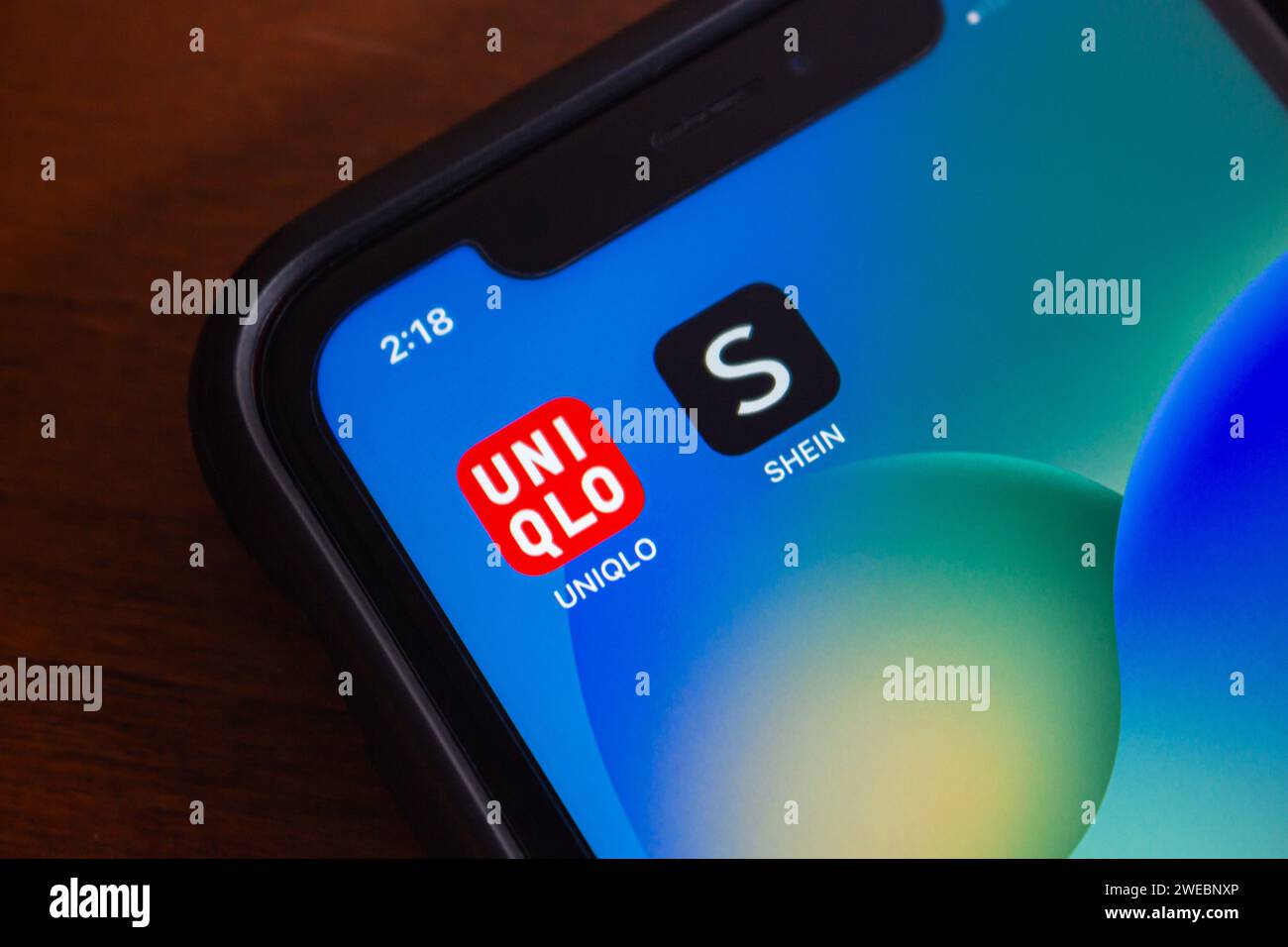 Vancouver, CANADA - janvier 23 2024 : icônes Uniqlo et Shein vues dans un iPhone. En janvier 2024, Uniqlo poursuit Shein pour une copie présumée d'un sac à bandoulière viral Banque D'Images