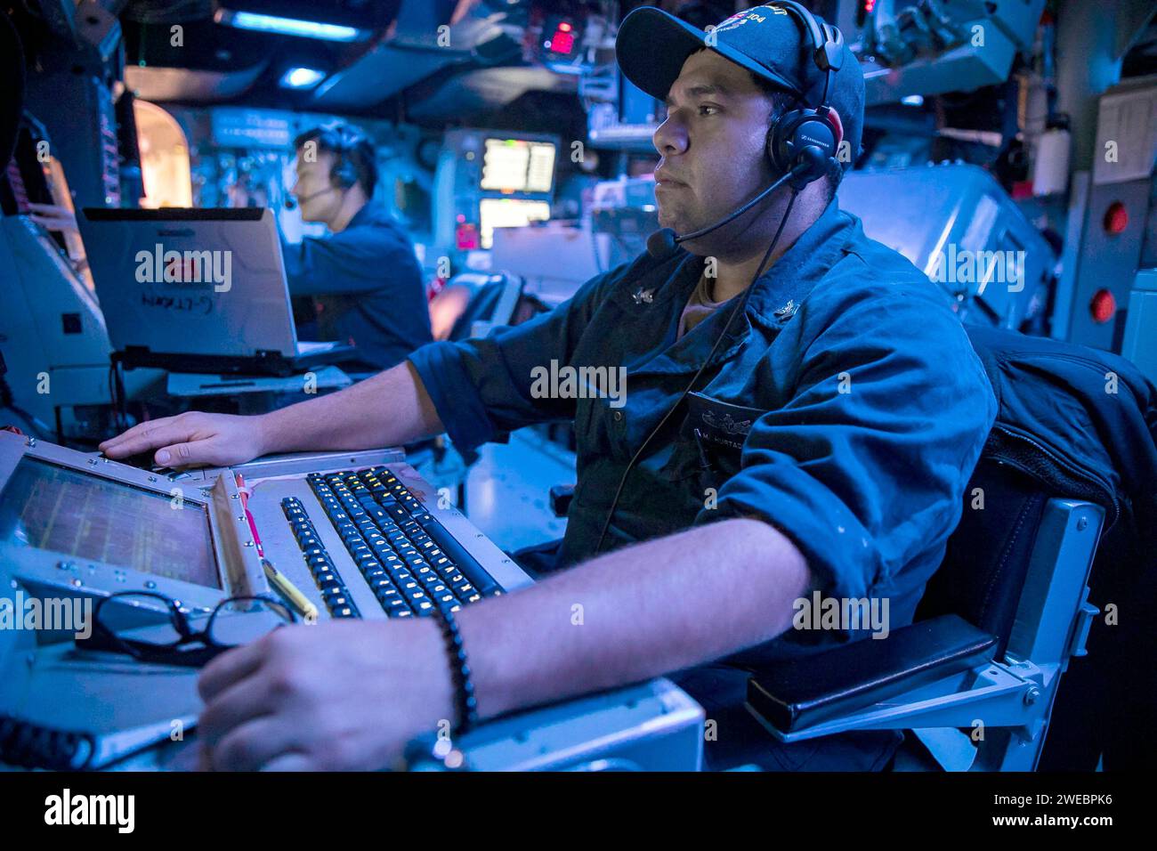 Le spécialiste des opérations de la 2e classe se tient à bord du destroyer de missiles guidés de classe Arleigh Burke USS Sterett (DDG 104). Banque D'Images