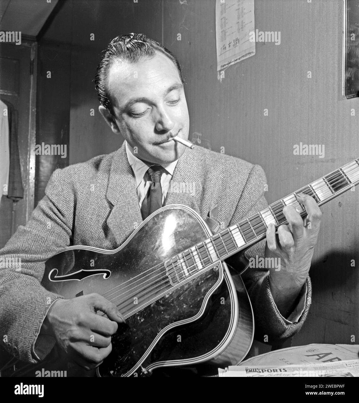 Django Reinhardt, Jean Reinhardt (1910 – 1953), guitariste et compositeur romani-belge de jazz. Banque D'Images