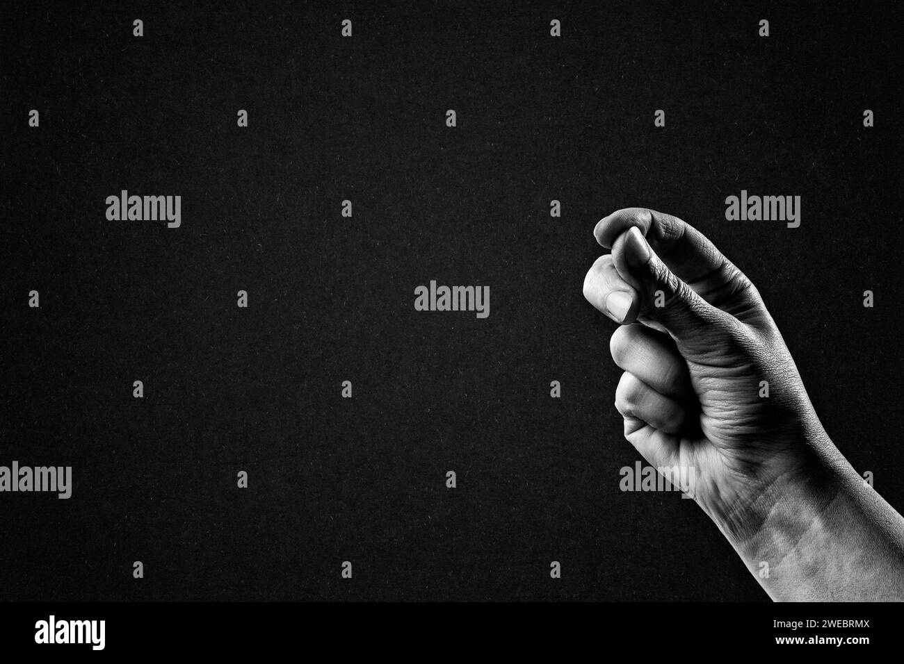 Main Snapping doigts pour le succès, facile et cliquez sur Symbol Gesture Sign en noir et blanc sur fond de papier texturé, Copy Space Banque D'Images