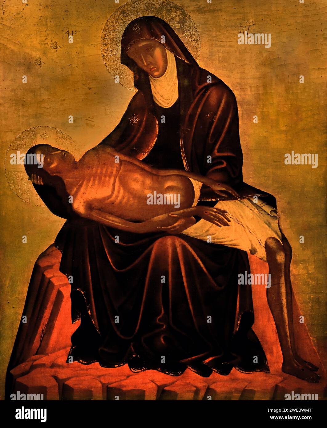 Pieta milieu du 15e siècle cette icône crétoise suit le type iconographique occidental représentant la lamentation de la Vierge. Musée Athènes Grèce. ( Pieta, Vierge Marie, tenant et pleurant, le cadavre de Jésus, Marie la mère en deuil, le corps de Jésus, après la Crucifixion) Banque D'Images