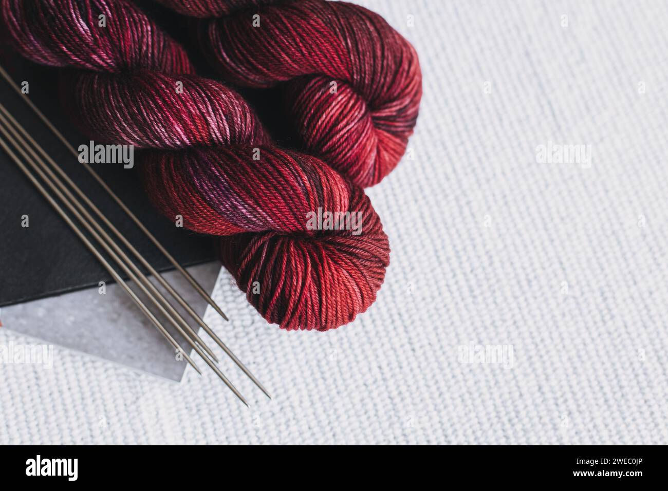 Skeins en fil de laine et aiguilles pour tricoter à la main. Concept pour fait main. Placer pour le texte. Banque D'Images