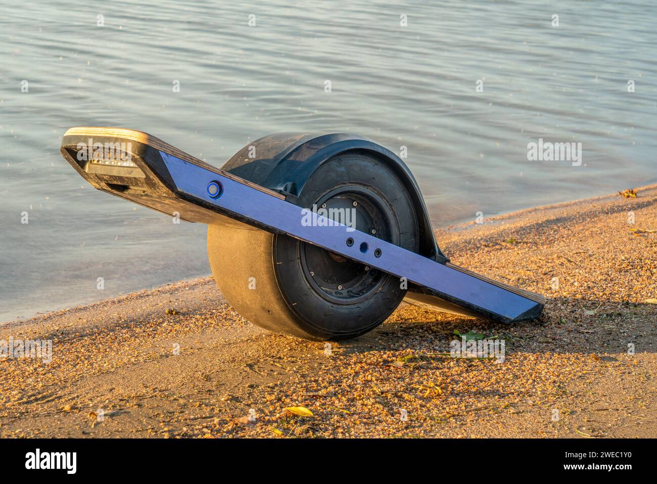 Skateboard électrique à une roue (transporteur personnel) sur une rive du lac au Colorado Banque D'Images