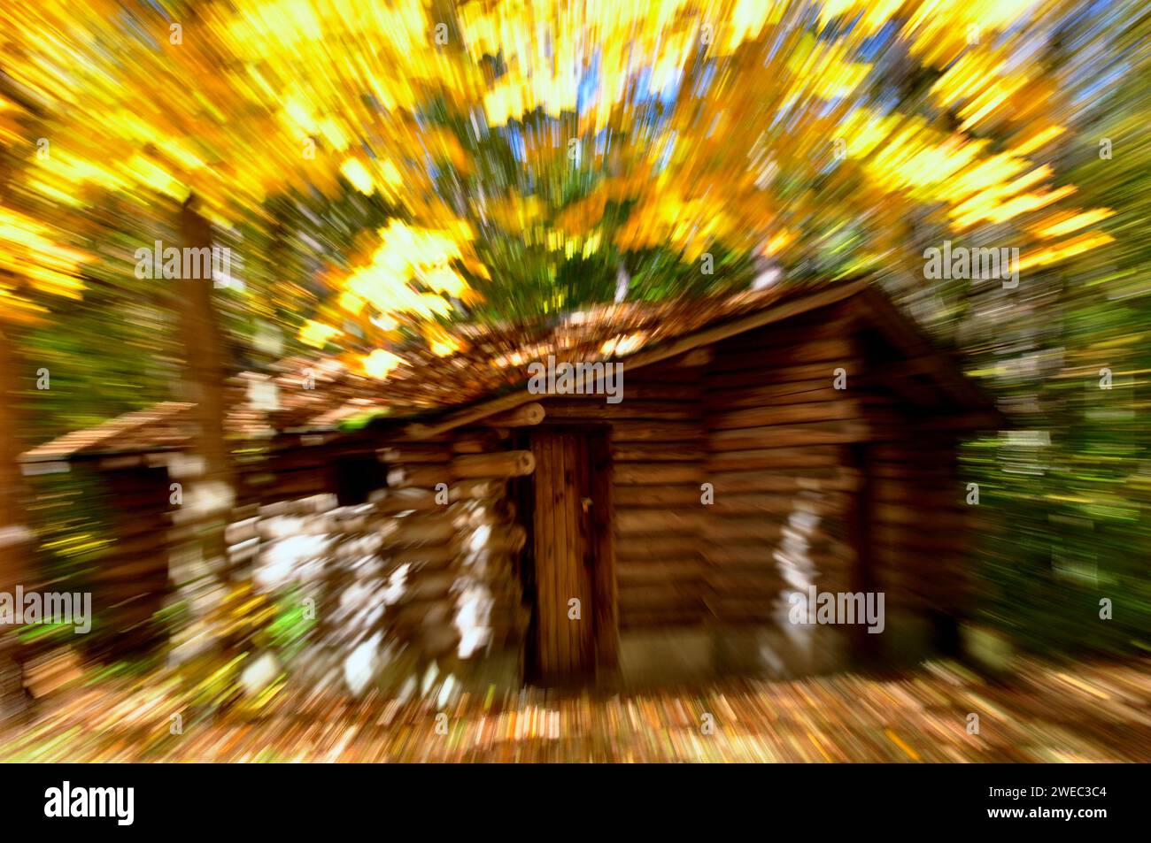 Image conceptuelle d'un arrière-plan de maison en rondins avec un effet de mouvement de zoom. Banque D'Images