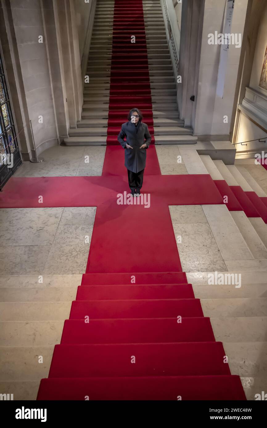 Femme debout sur tapis rouge sur escalier en Suisse. Banque D'Images