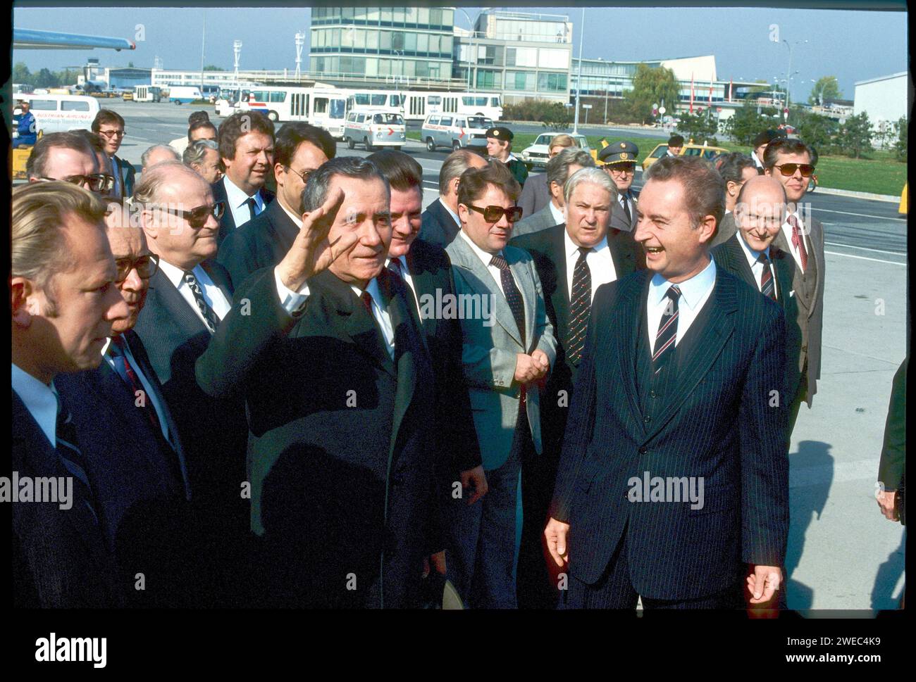 Fotos : Leopold NEKULA / VIENNAREPORT e. U. âÖï Wiener Treffen zwischen GROMYKO und GENSCHER 15. Oktober 1983, Flughafen Schwechat, Wien Andrei Andrejewitsch Gromyko, Erwin LANC, Oberst Django Alfred Rupf * Bundesaußenminister Hans-Dietrich Genscher trifft in Wien zu Gesprächen mit seinem sowjetischen Amtskollegen Andrei A. Gromyko zusammen. Genscher versucht vergeblich, Gromyko zu einer Fortführung der Genfer Verhandlungen auch nach vollzogener Stationierung in Westereuropa zu bewegen. * Andrej Gromyko, Mitglied des Politbüros des ZK der KPdSU, Erster Stellvertreter des Vorsitzenden des Minister Banque D'Images