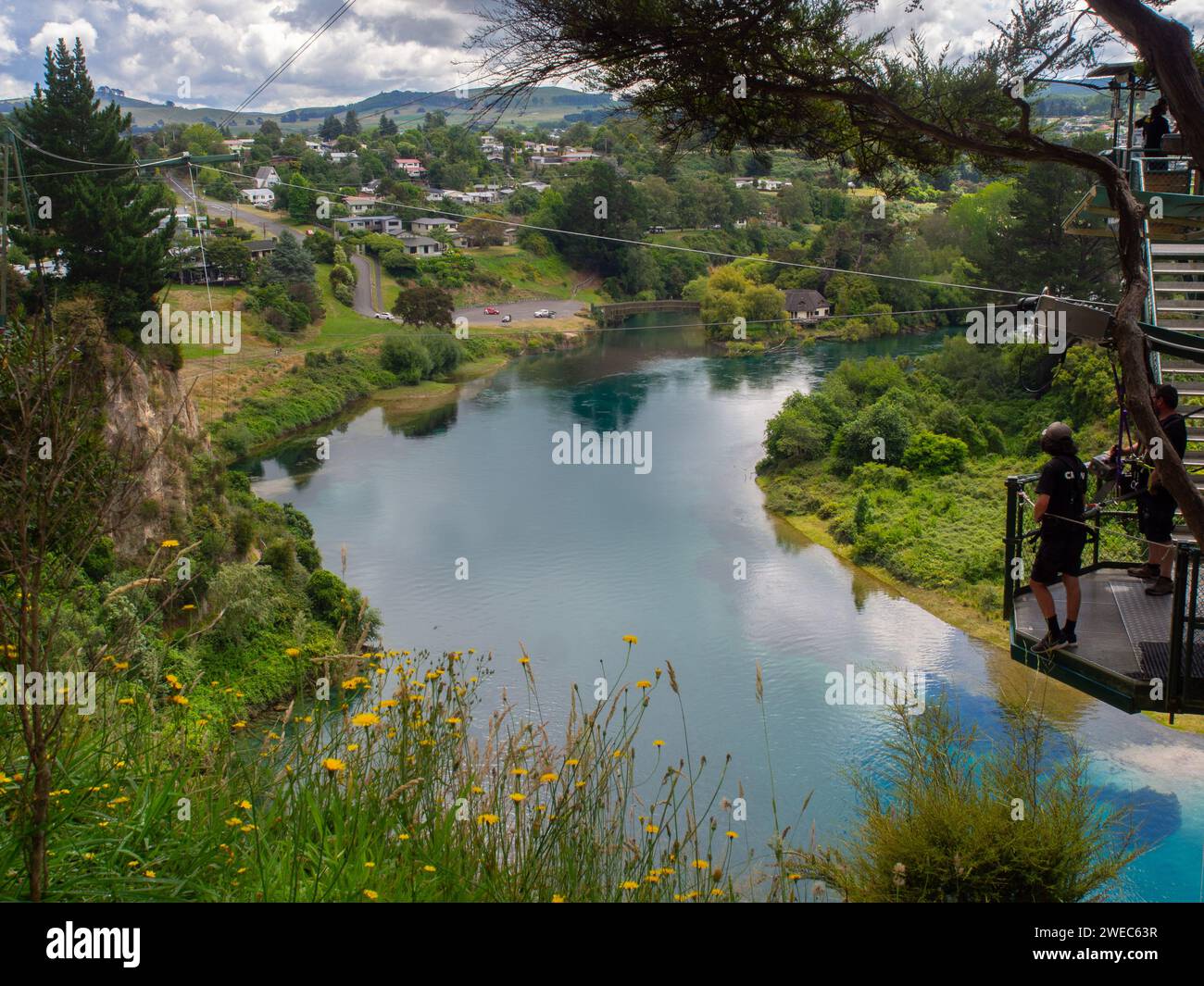 Taupo Bungy et Waikato River Paysage avec des gens sur le point de faire Un saut à lapin Banque D'Images
