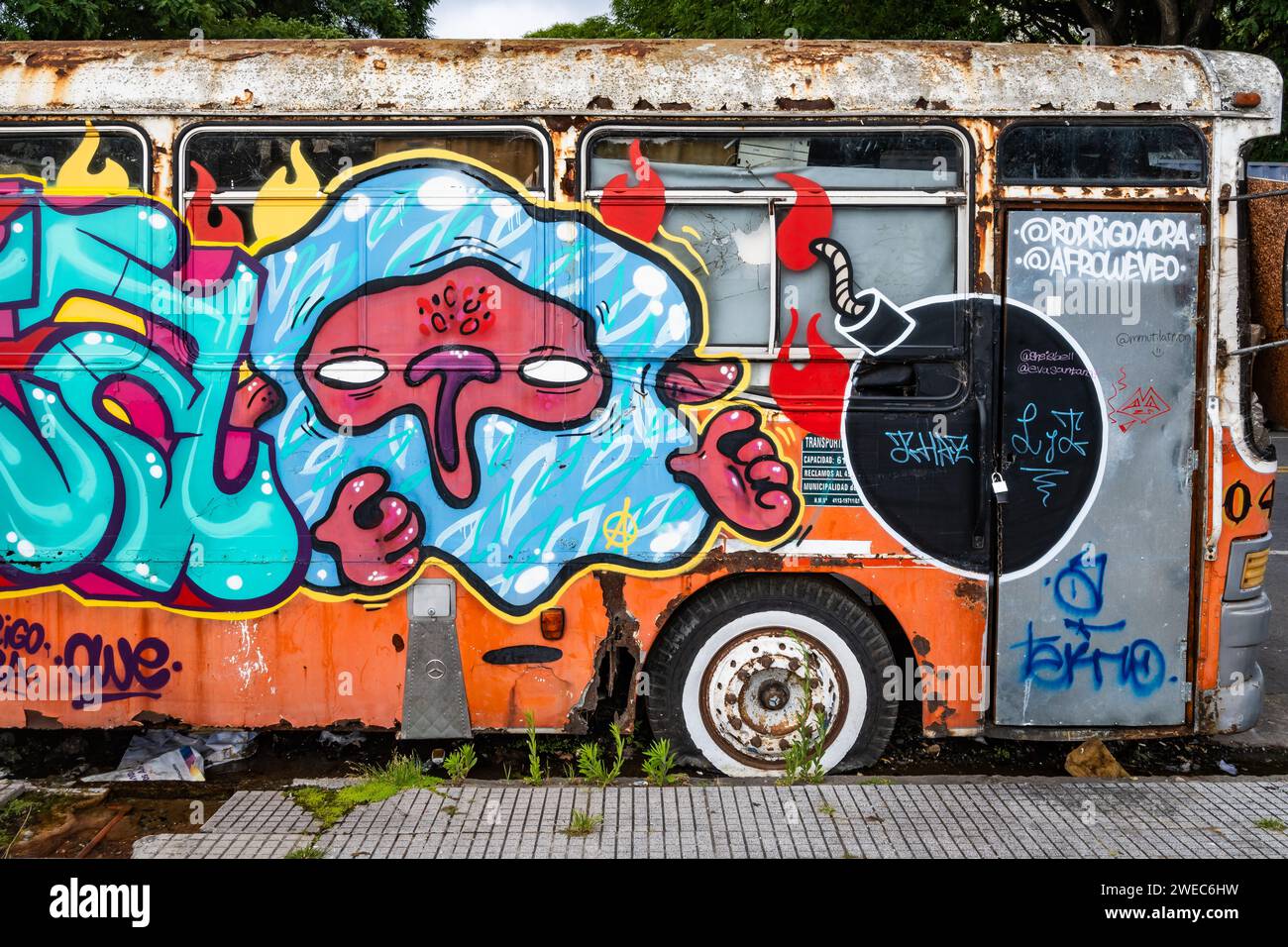 Graffiti dans un bus abandonné. Buenos Aires, Argentine. Banque D'Images