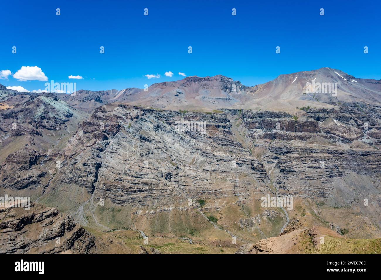 Une non-conformité angulaire entre les roches volcaniques mésozoïques. Valle Nevado, Chili, Amérique du Sud. Banque D'Images
