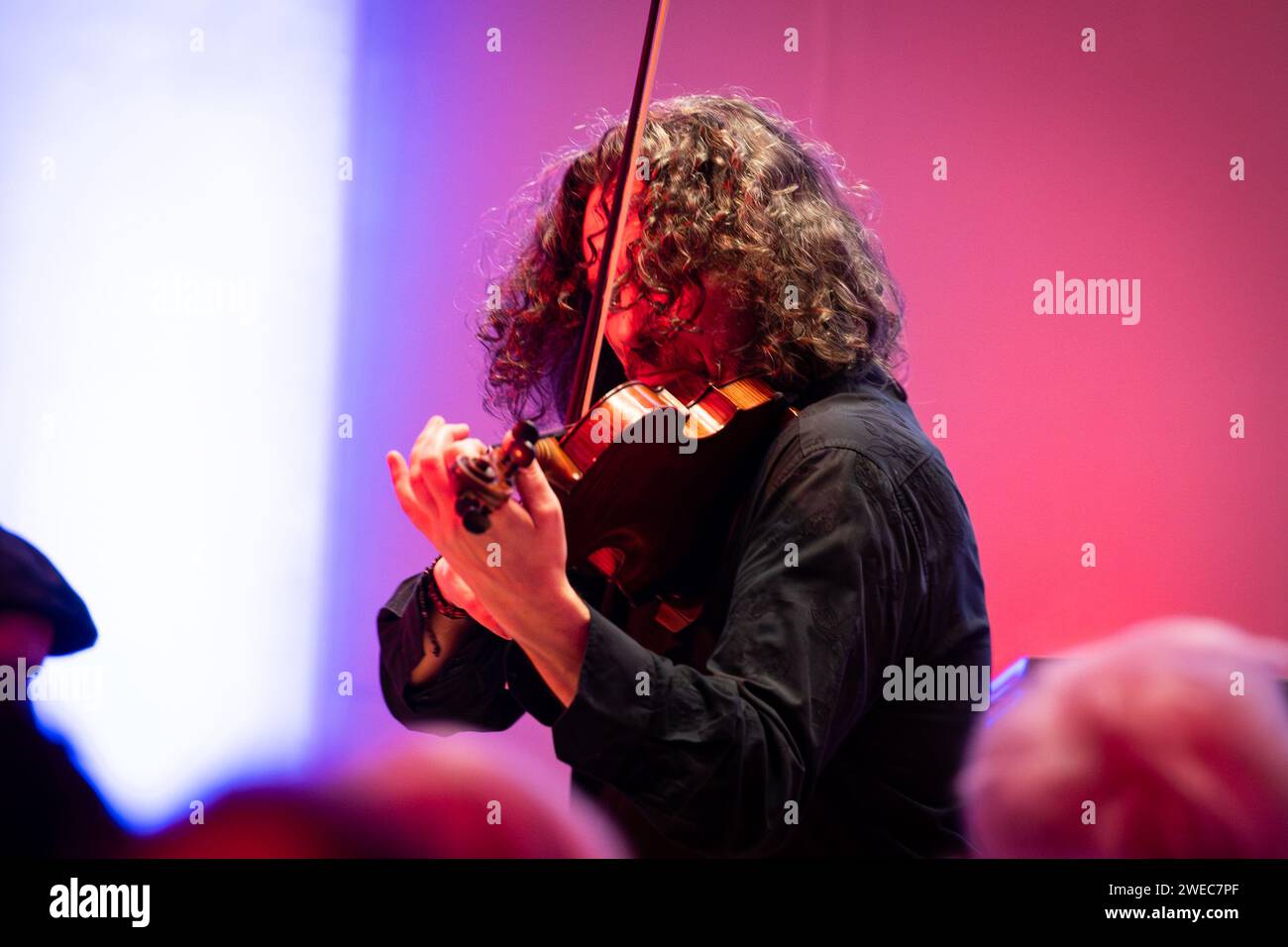 Greg Lawson interprétant 'Lev's Violin', présentant une exploration des histoires et des aventures du violon de Lev, entrecoupée d'interprétations de solos et de duos pour violon dans le cadre de Celtic Connections au City Halls, Glasgow le 24 janvier 2024 © Chantal Guevara, tous droits réservés. Banque D'Images