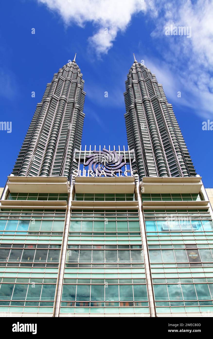 Tours jumelles Petronas ou KLCC vues depuis le parc KLCC à Kuala Lumpur, Malaisie. Banque D'Images
