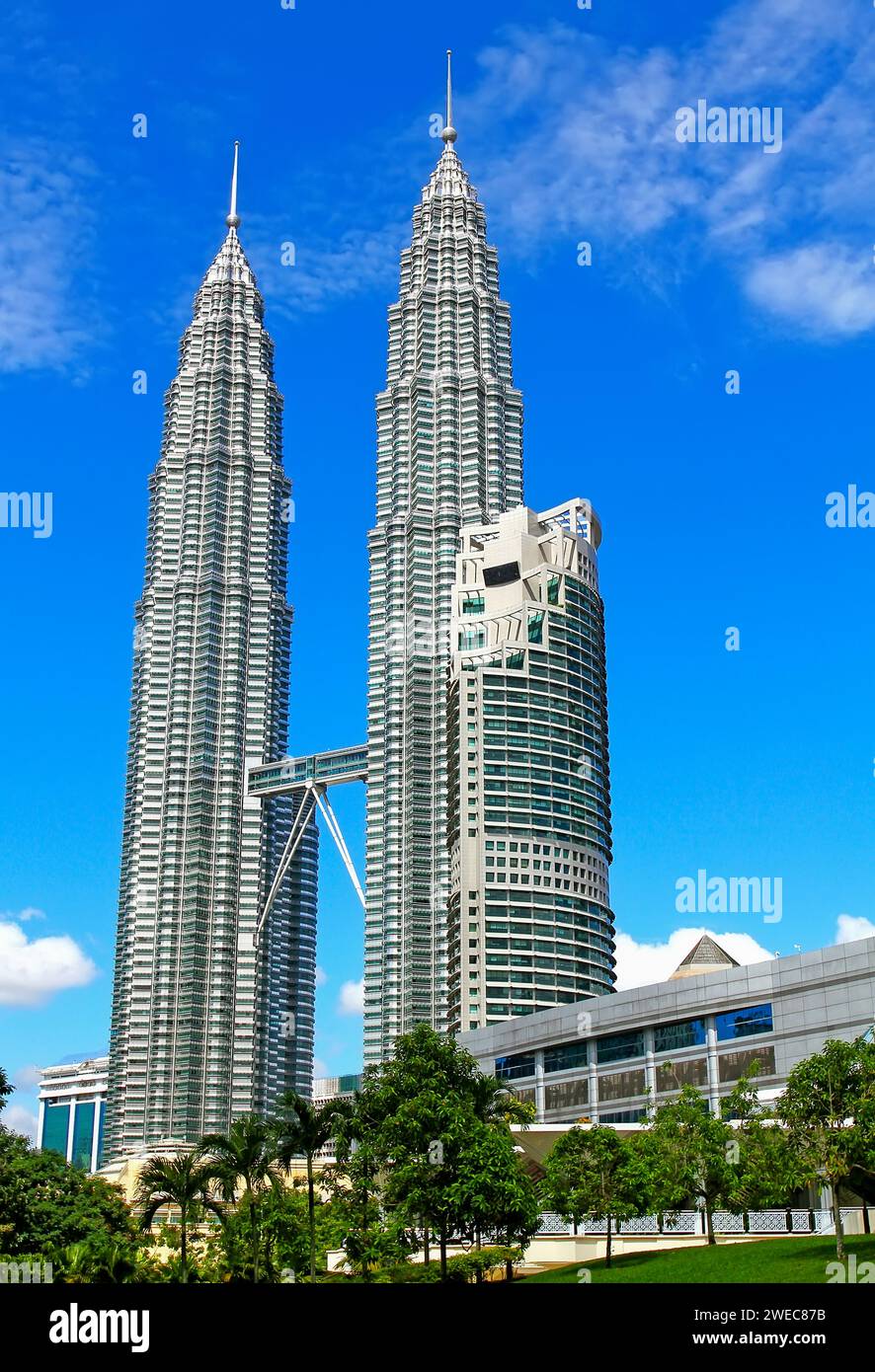 Tours jumelles Petronas ou KLCC vues depuis le parc KLCC à Kuala Lumpur, Malaisie. Banque D'Images
