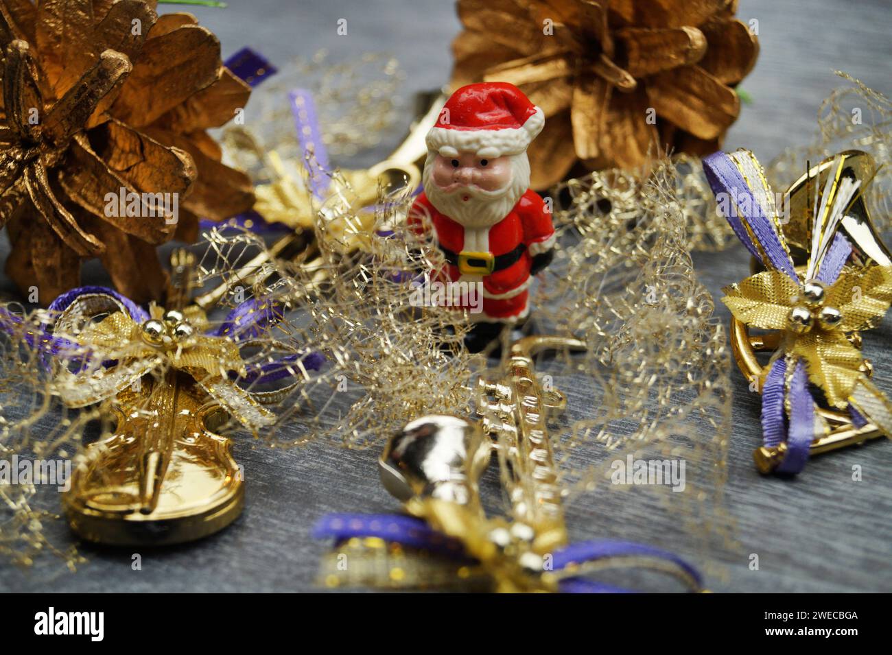 Instruments de musique et cônes comme décorations de sapin de Noël Banque D'Images