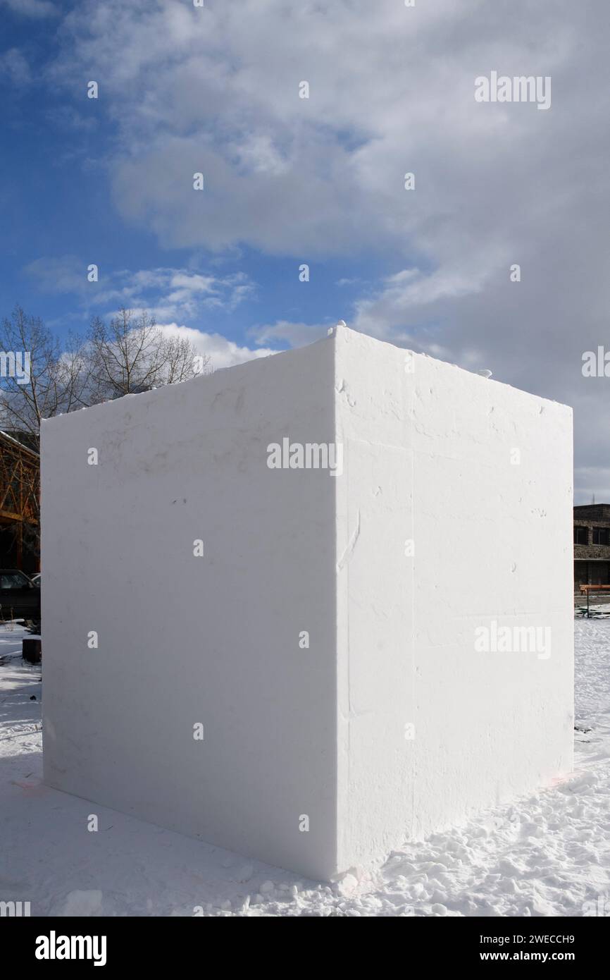 Un grand bloc de neige carrée à utiliser dans la réalisation d'une sculpture de neige Banque D'Images