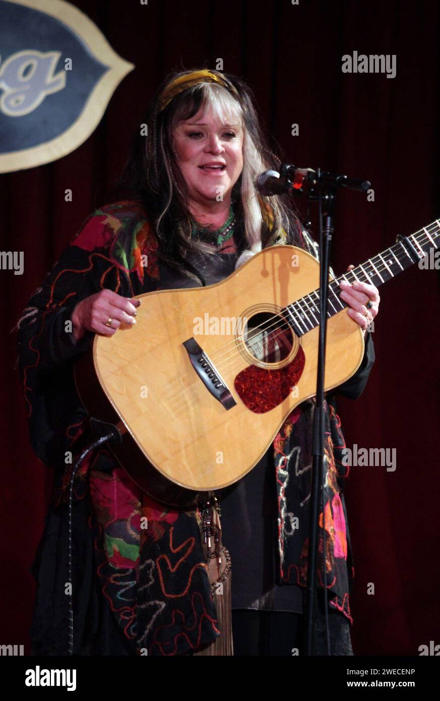 **PHOTO DE FICHIER** Melanie est décédée. L'auteur-compositeur Melanie Safka-Schekeryk, connue professionnellement comme simplement Melanie qui est surtout connue pour ses succès de la fin des années 60 et du début des années 70 comme 'Brand New Key', 'Lay Down (Candles in the Rain)', 'Ruby Tuesday' What Have They Done to My Song Ma joue au B.B. King Blues Club & Grill à New York le 7 avril 2012. Crédit photo : Henry McGee/MediaPunch Banque D'Images