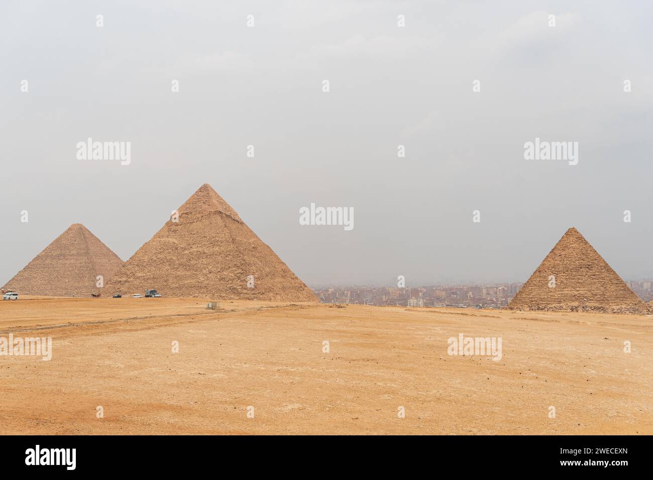 Trio de Gizeh : merveilles anciennes sur le plateau égyptien, témoignage de l'éclat architectural et des mystères d'une civilisation révolue. Banque D'Images