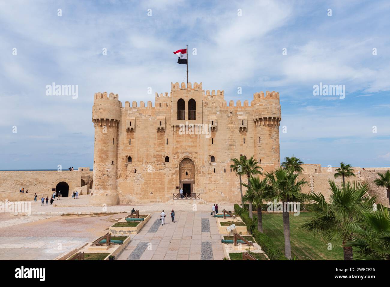 Citadelle de Qaitbay à Alexandrie, Égypte : une forteresse maritime historique, faisant écho à l'héritage architectural et à la défense côtière des temps anciens. Banque D'Images