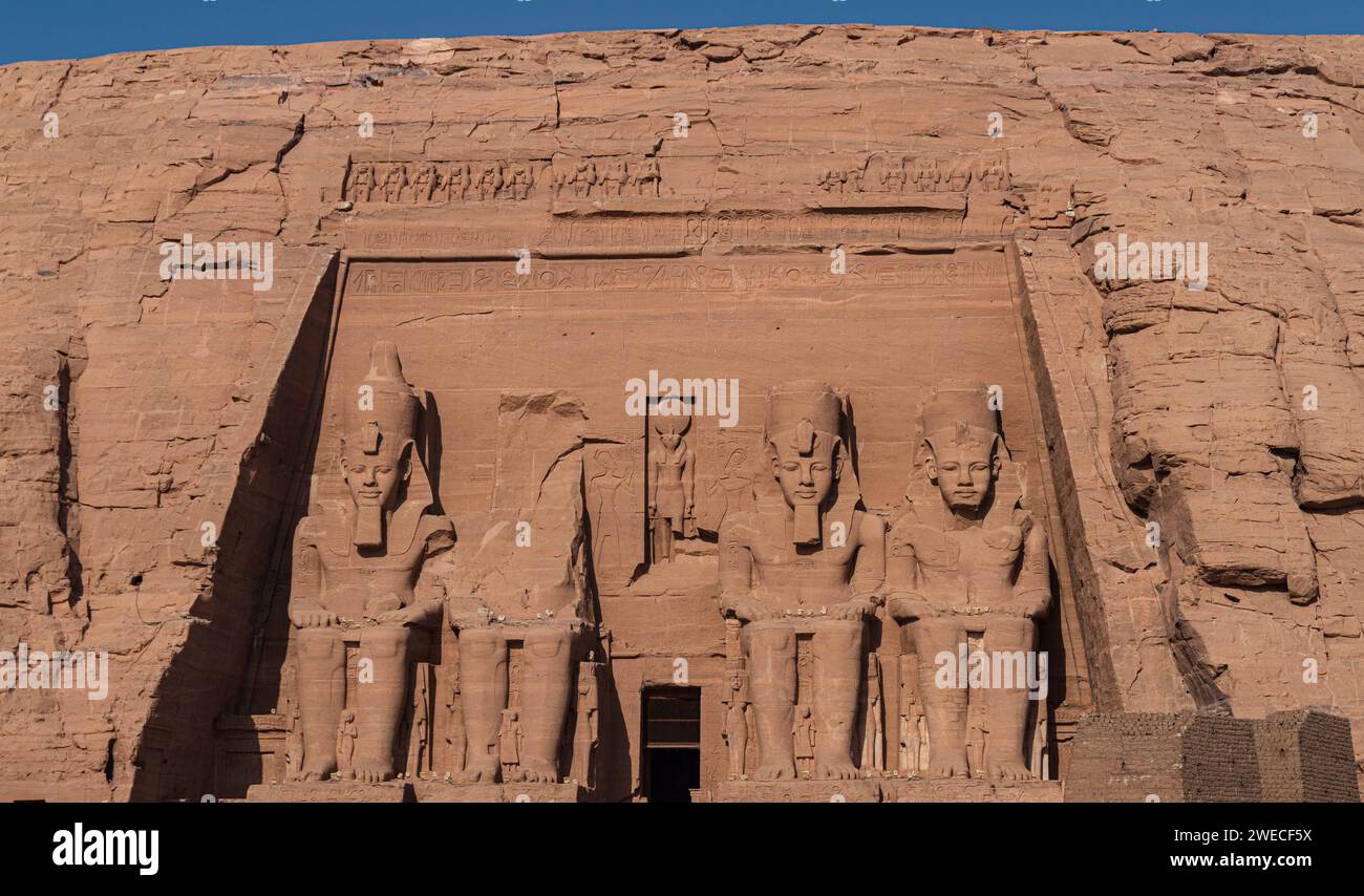 Les majestueux temples d'Abou Simbel à Assouan, en Égypte, sont des témoins intemporels de la grandeur de la civilisation égyptienne antique. Banque D'Images