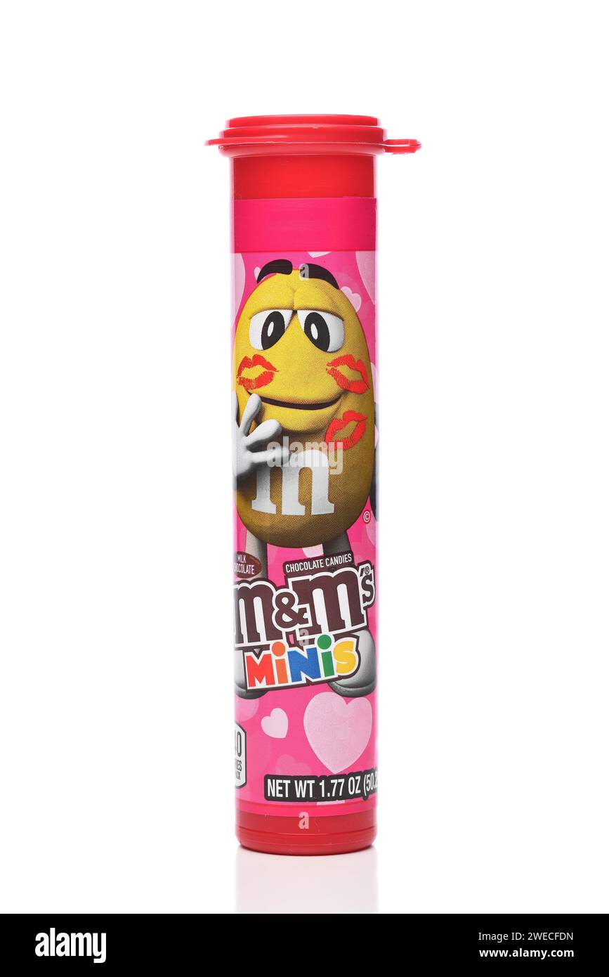 IRVINE, CALIFORNIE - 24 JANVIER 2024 : un tube de M et M mini bonbons. Banque D'Images