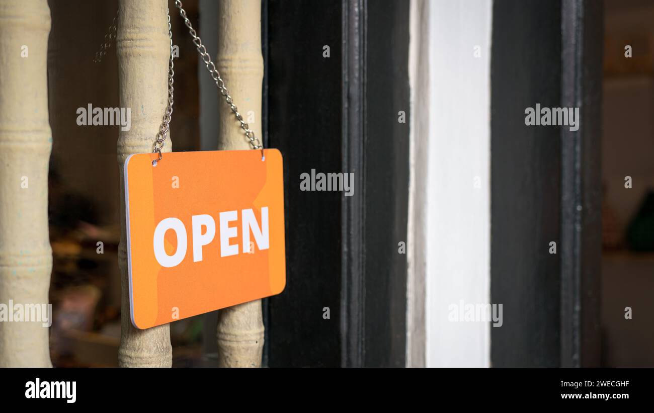 Texte, Ouvrir sur un panneau orange à l'extérieur d'un magasin. Ouvert pour concept d'entreprise. Banque D'Images Texte, Ouvrir sur un panneau orange à l'extérieur d'un magasin. Ouvert pour concept d'entreprise. Banque D'Images