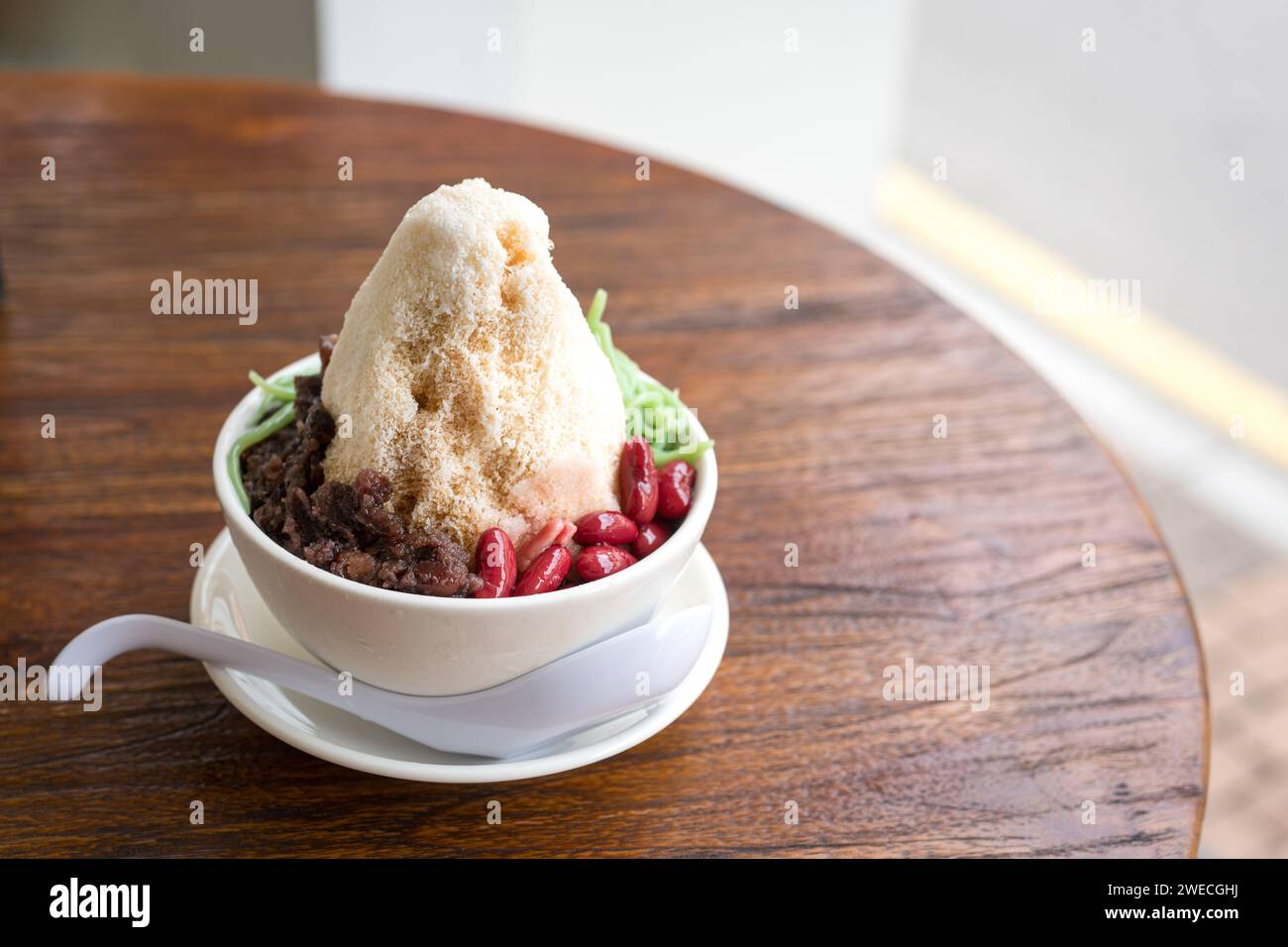 Dessert sucré glacé rasé Cendol servi dans un bol blanc. Banque D'Images