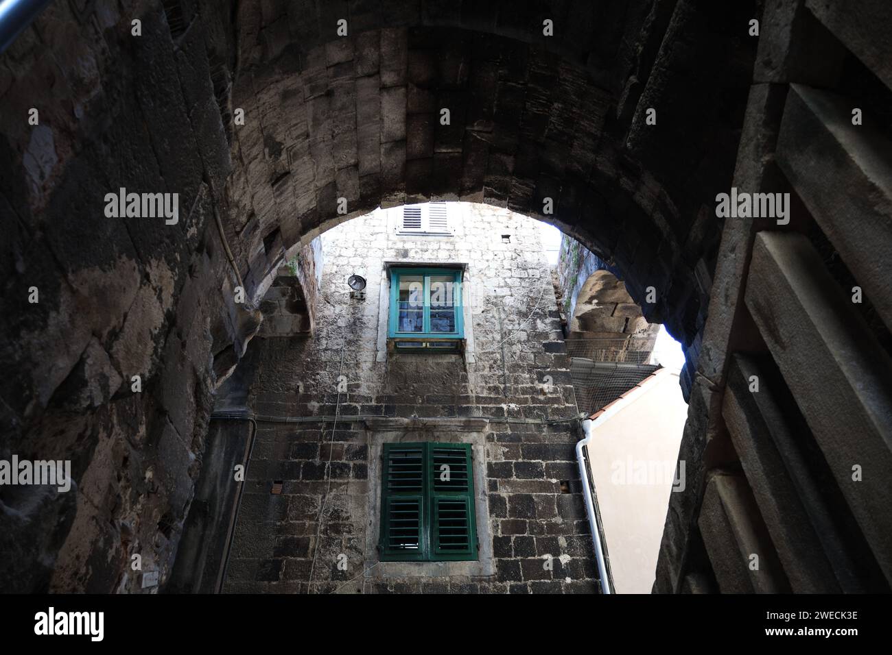 Ancien bâtiment résidentiel, vue à faible angle par l'entrée de voûte Banque D'Images