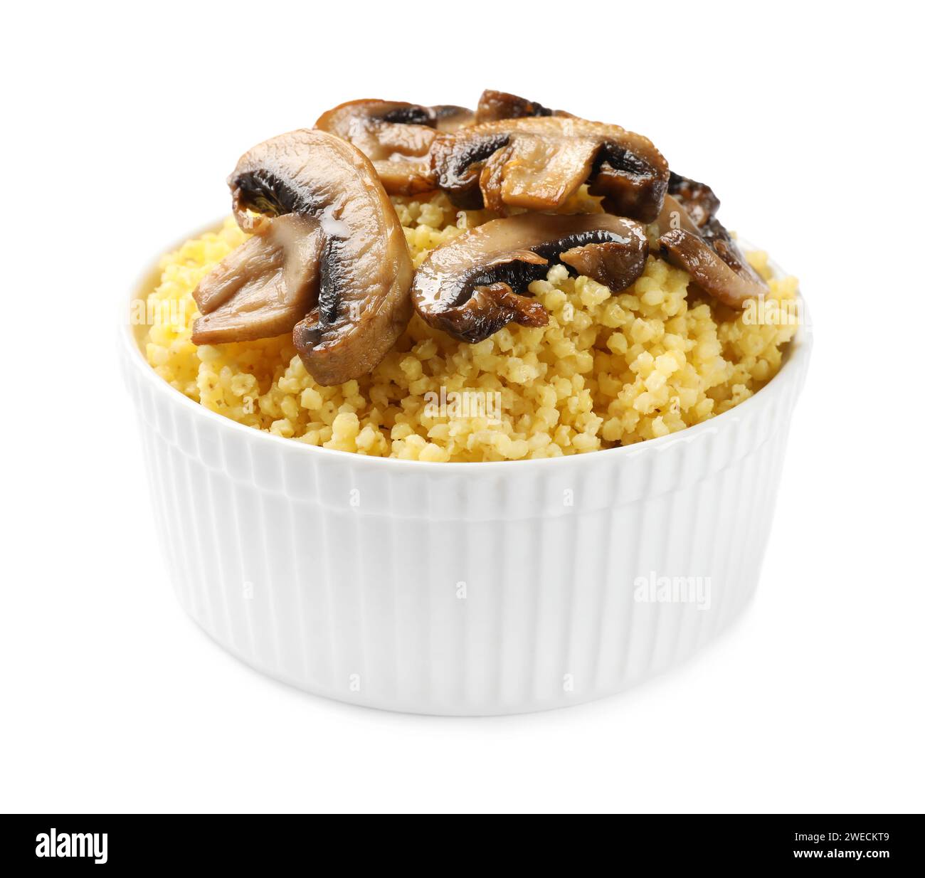 Bouillie de millet savoureuse avec des champignons dans un bol isolé sur blanc Banque D'Images