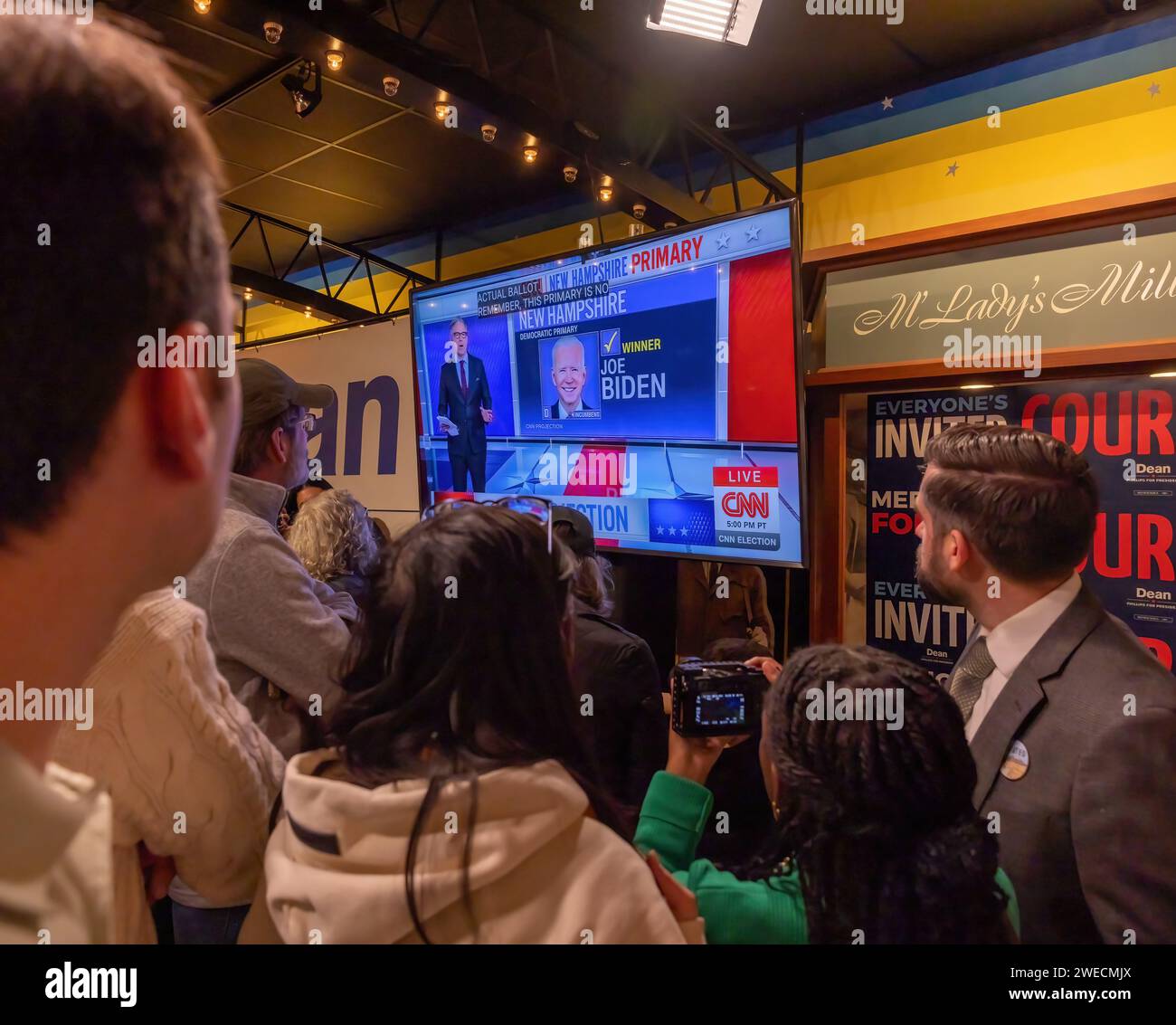 MANCHESTER, N.H. – 23 janvier 2024 : les gens à un parti de nuit d'élection pour le candidat démocrate à la présidence Dean Phillips regardent la couverture sur CNN. Banque D'Images