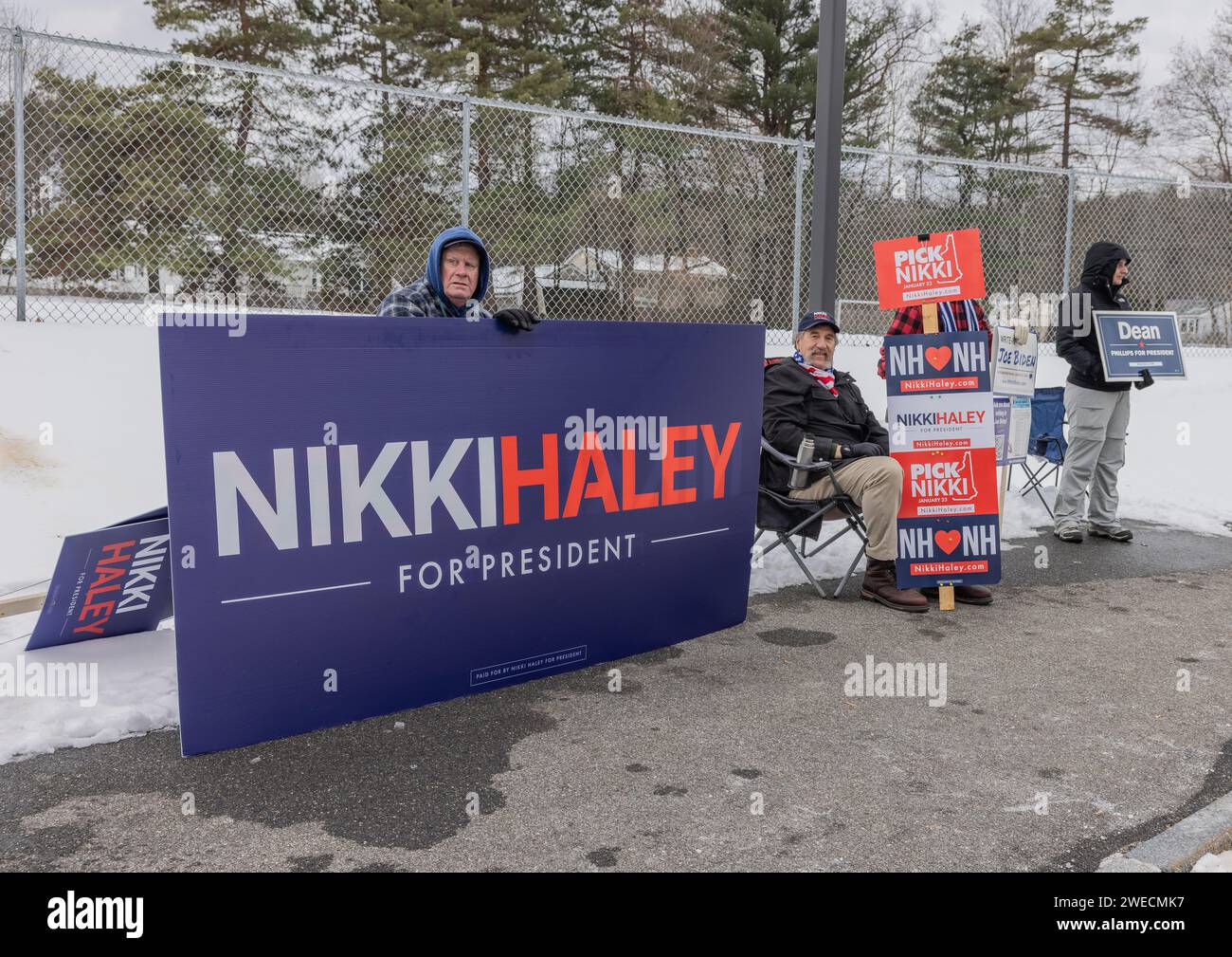 NASHUA, N.H. – 23 janvier 2024 : campagne populaire pour les candidats à la présidence à l'extérieur d'un lieu de scrutin primaire à Nashua, New Hampshire. Banque D'Images