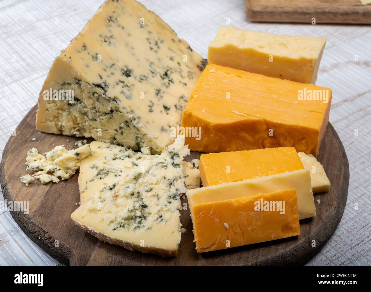 Collection de fromages anglais, fromage cheddar mûr et coloré et fromage bleu sur pilotis semi-tendre et friable Banque D'Images