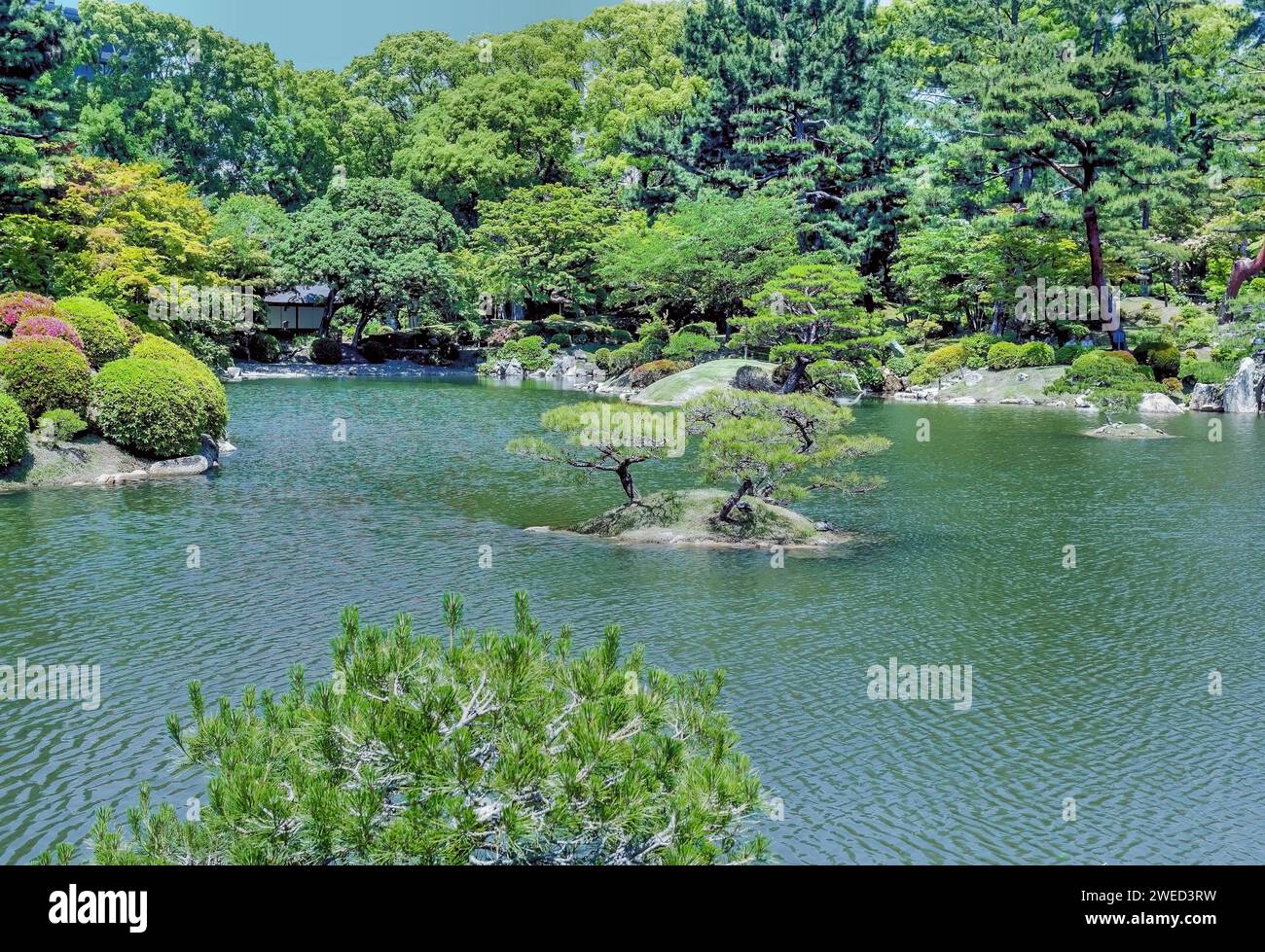Petite île au milieu du lac dans les jardins de Shukkeien à Hiroshima, Japon Banque D'Images