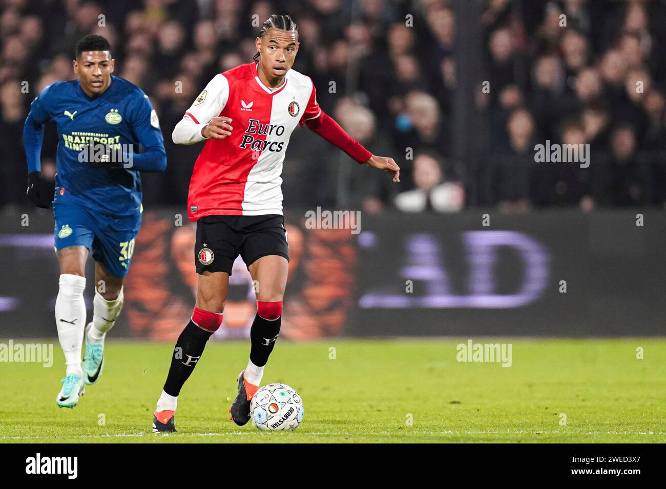 Rotterdam, pays-Bas. 24 janvier 2024. ROTTERDAM, PAYS-BAS - 24 JANVIER : Calvin Stengs de Feyenoord court avec le ballon lors du match de la coupe Toto KNVB entre Feyenoord et PSV au Stadion Feyenoord le 24 janvier 2024 à Rotterdam, pays-Bas. (Photo de Joris Verwijst/Orange Pictures) crédit : dpa/Alamy Live News Banque D'Images