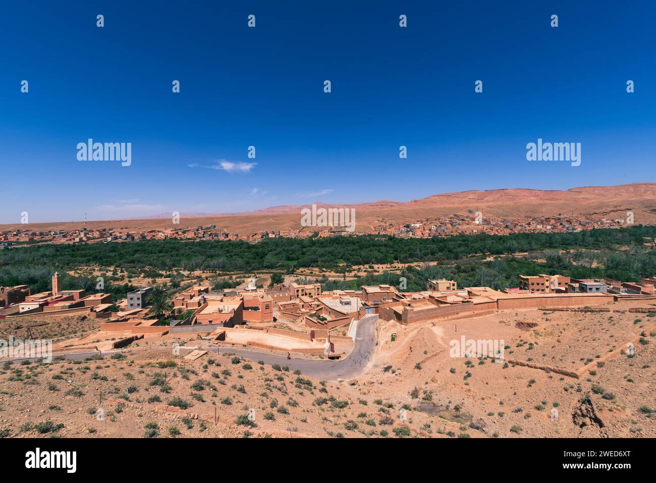 Un village marocain pittoresque niché dans le paysage captivant des montagnes de l'Atlas, mêlant culture ancienne et beauté rurale. Banque D'Images