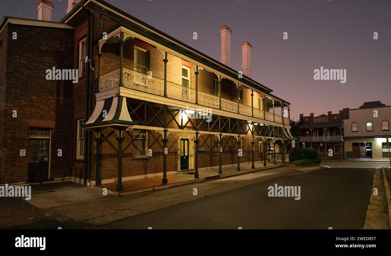 Le NSW Crown Land Trade and Investment Building à Armidale, nouvelle-galles du Sud, australie la nuit Banque D'Images