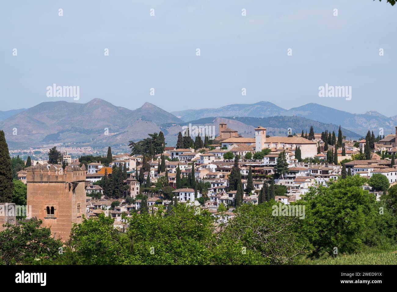 Alhambra, Espagne : un mélange époustouflant d'architecture mauresque et de patrimoine andalou, mettant en valeur la magnificence artistique de ce monument historique Banque D'Images