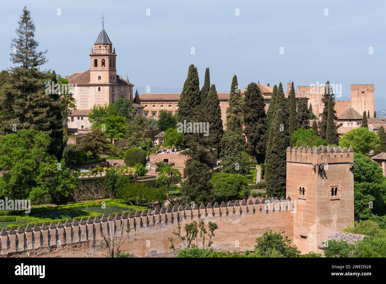 Alhambra, Espagne : un mélange époustouflant d'architecture mauresque et de patrimoine andalou, mettant en valeur la magnificence artistique de ce monument historique Banque D'Images