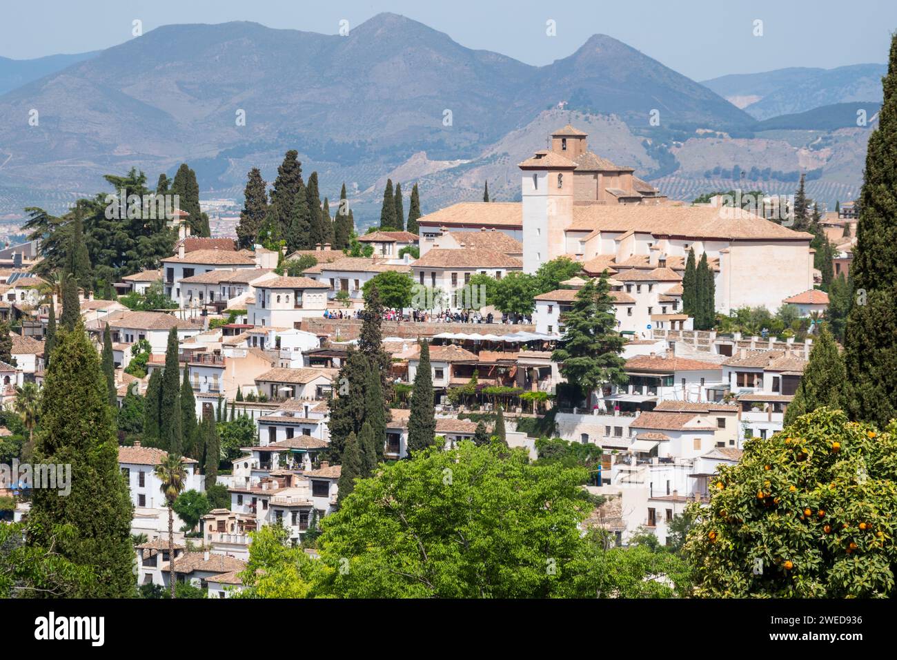 Alhambra, Espagne : un mélange époustouflant d'architecture mauresque et de patrimoine andalou, mettant en valeur la magnificence artistique de ce monument historique Banque D'Images