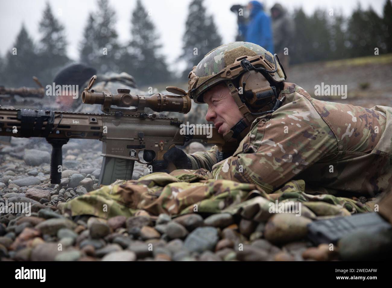 Camp Murray, Washington, États-Unis. 17 janvier 2024. Le Sgt. Des Rangers de l'armée des États-Unis, Tylor Anderson, un sergent de peloton d'infanterie de la compagnie Alpha, 1e bataillon, 161e régiment d'infanterie, 1 81e Stryker Brigade combat Team Washington National Guard, tire sur son fusil de balisage désigné M110A1 Squad (SDMR) lors d'un nouvel événement d'entraînement de mise en service d'armes à la base conjointe Lewis-McChord, Washington, en janvier. 17, 2024. L'exercice de tir réel vise à familiariser les soldats avec les nouveaux systèmes d'armes introduits dans l'équipe de combat de la 81e brigade Stryker et le 96e commandement de troupe. (Image de crédit : © U.S. Army/ZUMA Press Wir Banque D'Images