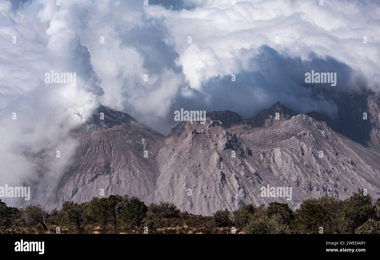 Santiaguito dôme de lave émergeant au large du volcan Santa Maria, Quetzaltenango, Guatemala Banque D'Images