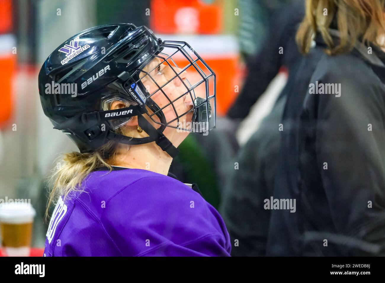 Minneapolis, Minnesota, États-Unis. 24 janvier 2024. La défenseuse du Minnesota EMMA GRECO (25 ans) regarde dans la boîte de penalty pendant un match PWHL entre le Minnesota et Montréal au Xcel Energy Center à St. Paul, MN le 24 janvier 2024. Montréal a battu le Minnesota 2-1. (Image de crédit : © Steven Garcia/ZUMA Press Wire) USAGE ÉDITORIAL SEULEMENT! Non destiné à UN USAGE commercial ! Banque D'Images