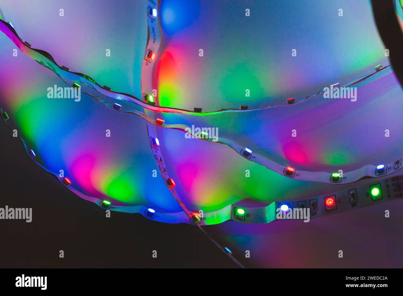 Bandes lumineuses à LED colorées, photo en gros plan avec mise au point sélective Banque D'Images